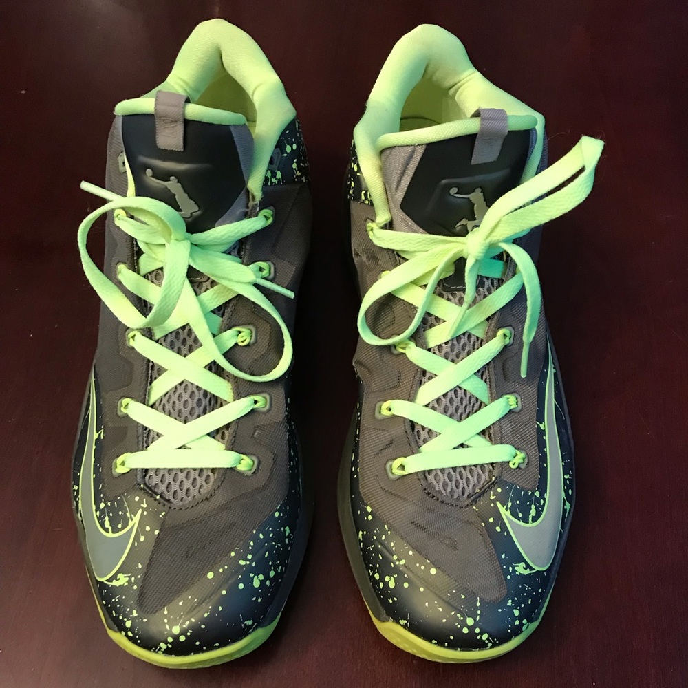 MAX LEBRON 11 LOW DUNKMAN Volt Green 
Size 11.5